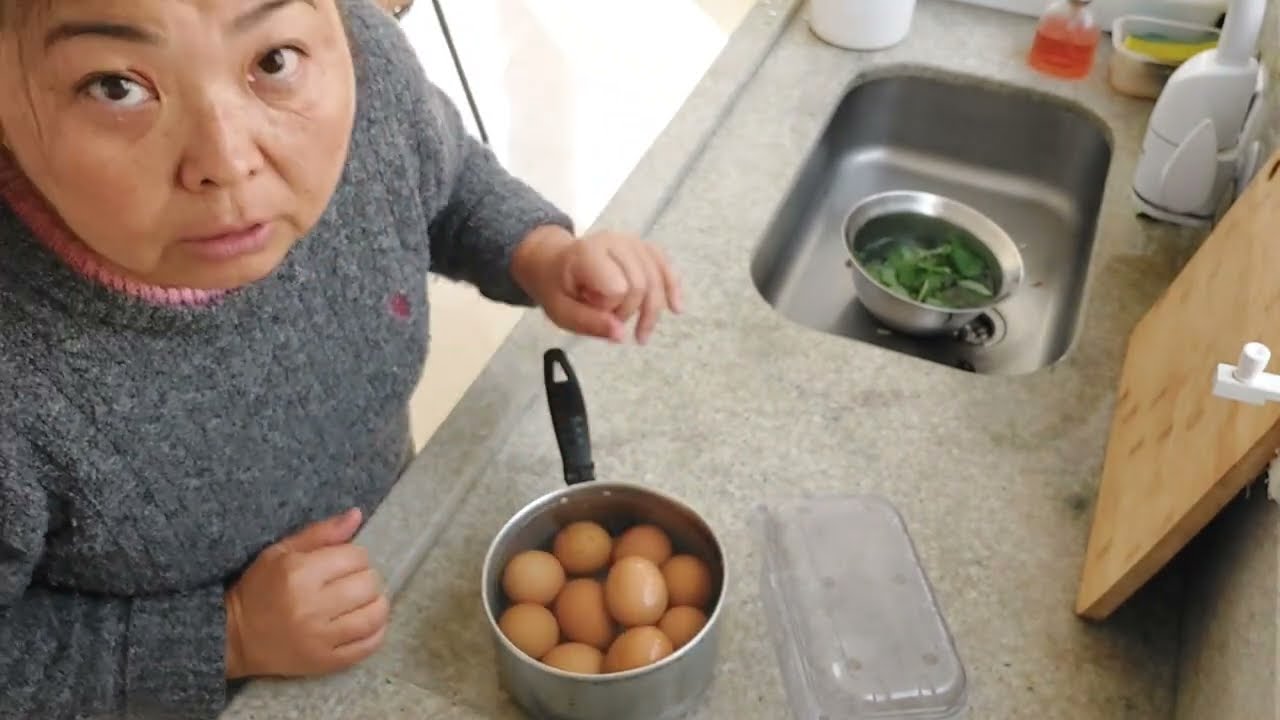 HOJE FIZ UM COELHO DE OVO PARA DECORAR MAIONESE | e fiz também salada de SERRALHA (Panc)