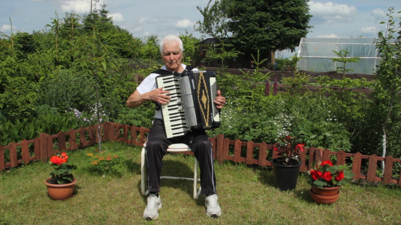 Jan Bułczyński gra na akordeonie