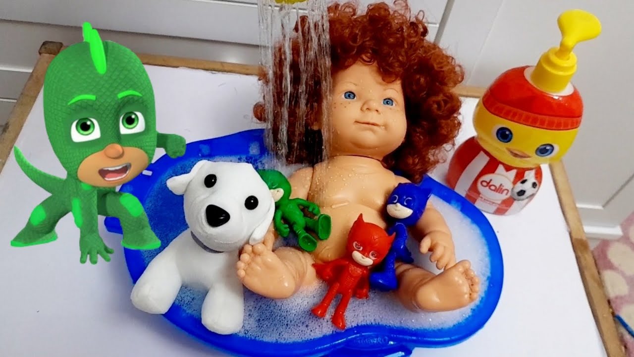 Defne ile oyun vakti,Defne kirlenen ömer bebeğini banyo yaptırıyor