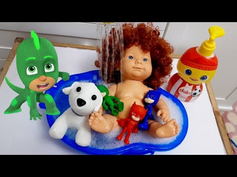 Defne ile oyun vakti,Defne kirlenen ömer bebeğini banyo yaptırıyor