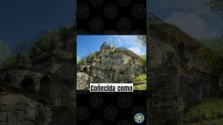 Sabías que o concello da Veiga conta cunha casa recuberta de miles de pequenas pedras de cores.