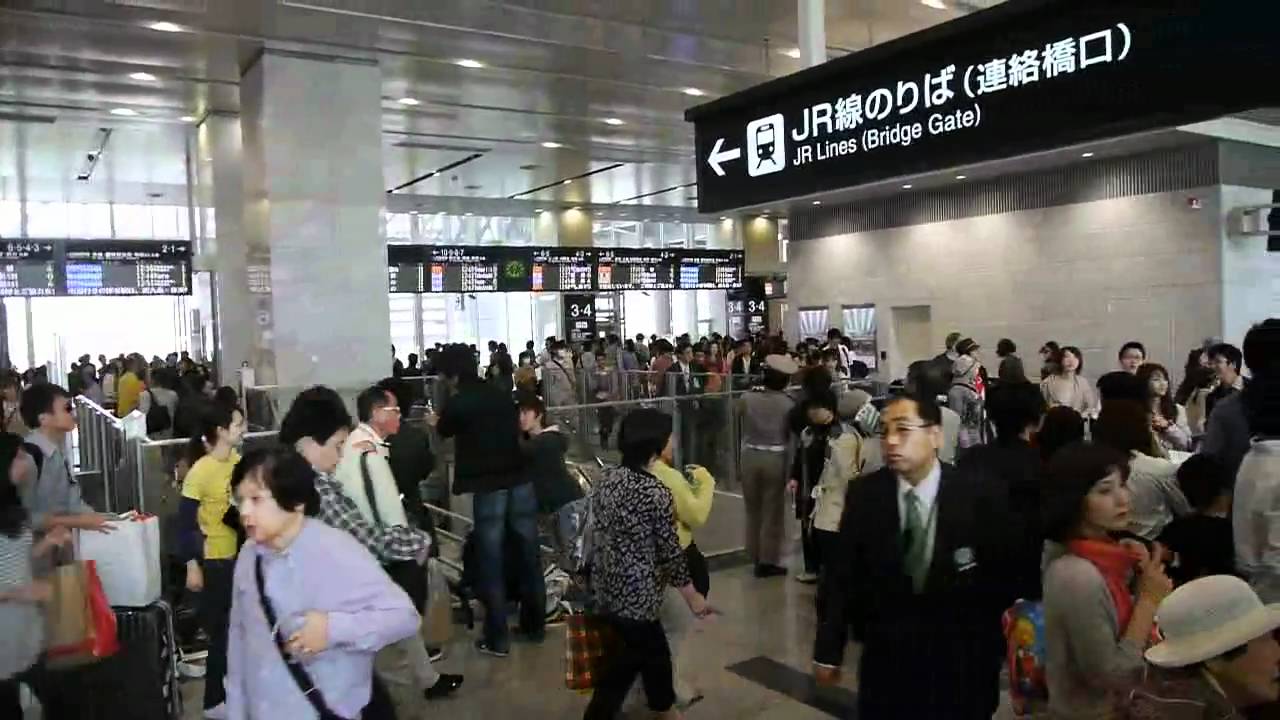 グランドオープンで人々が行き交うjr大阪駅連絡橋口前 Youtube