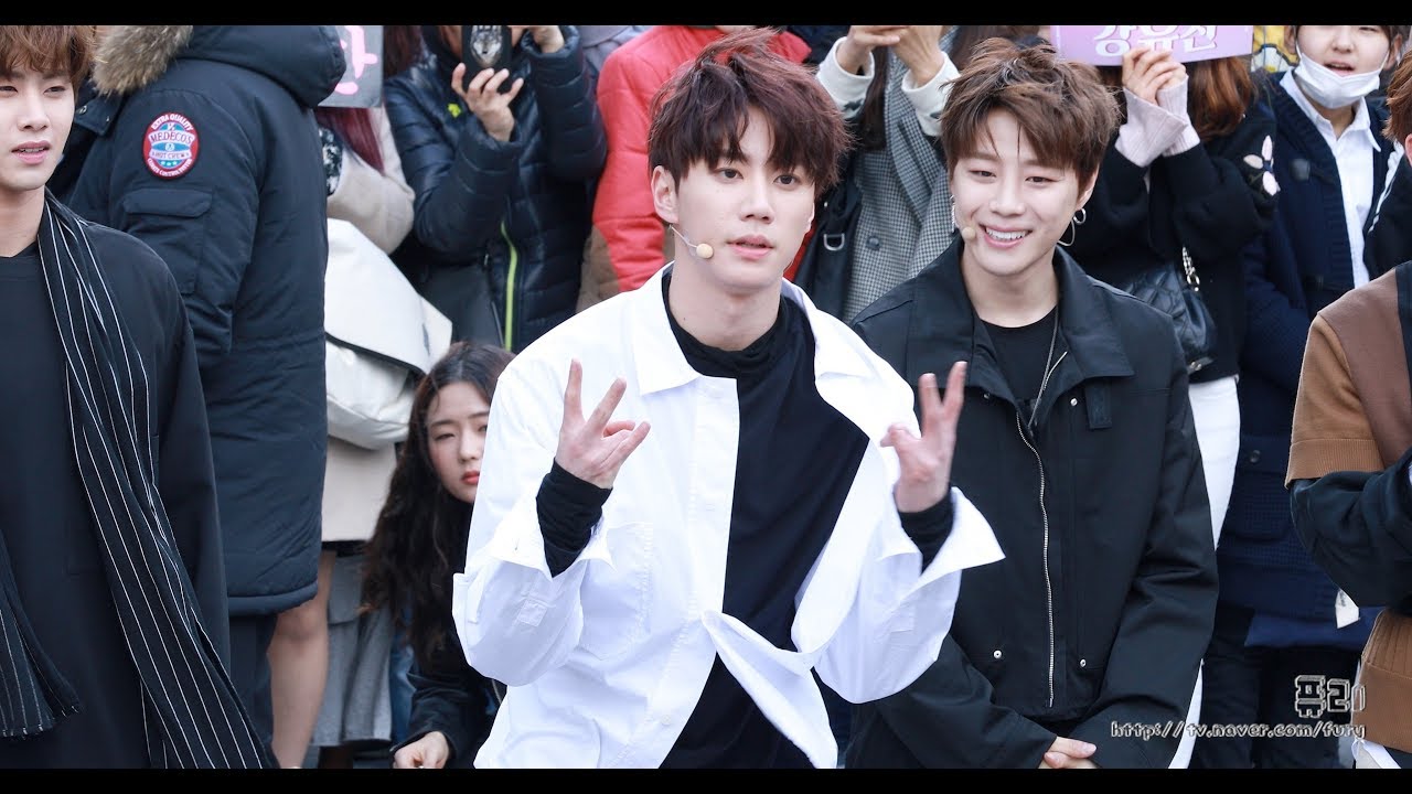 180407 유앤비(UNB) 준 (신촌 데뷔무대 버스킹 공연)