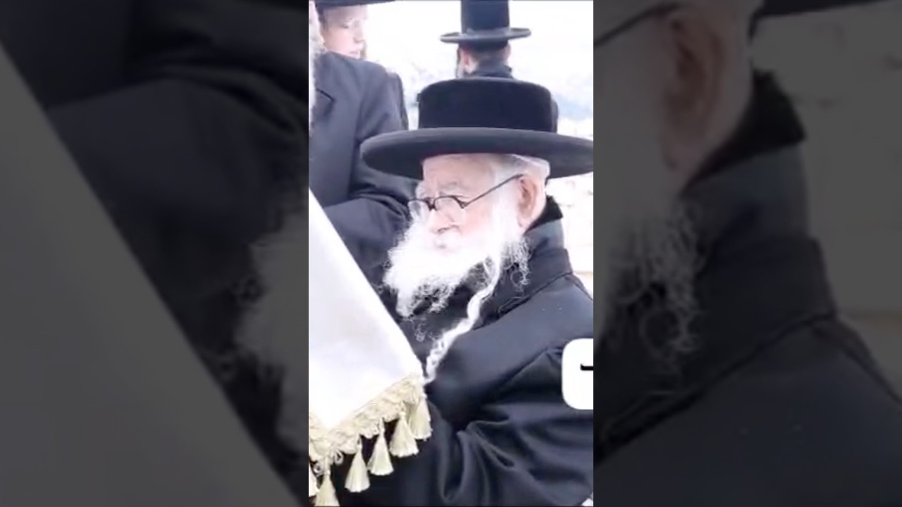 האדמו״ר ממשכנות הירועים בתפילה בציון אביו ביום ההילולה ( צילום שלומי טריכטר)