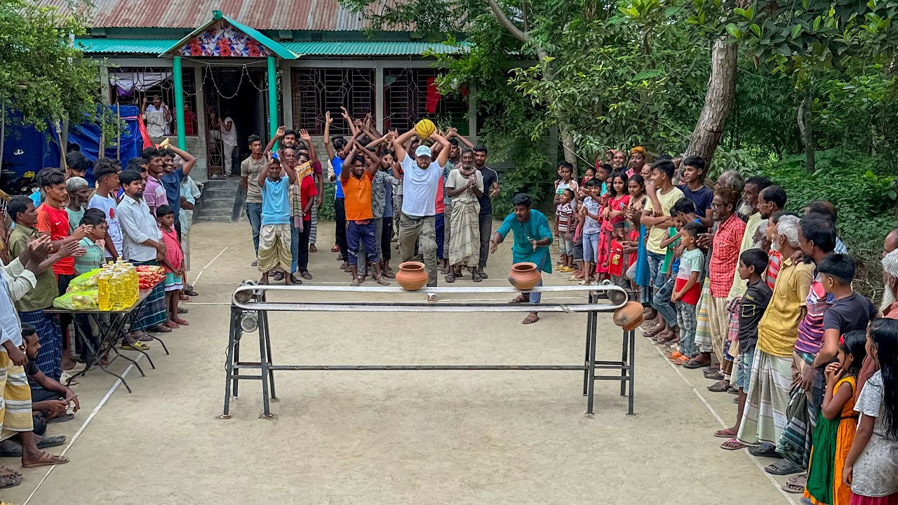 আজব খেলা কাকে বলে দেখুন ? ঘুড়ন্ত পাতিল ভাঙ্গার ডিজিটাল চ্যালেঞ্জ দেখতে গ্রামবাসি ছুটে এসে ভিড় জমালো