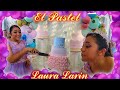 Momento especial de la Quinceañera partiendo su pastel rodeada de amigos y familia.