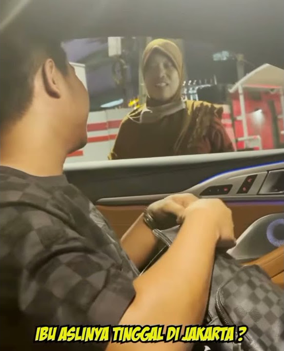 ini baru orang sukses / Doni salman bagi duit segepok ke ibu jual rokok