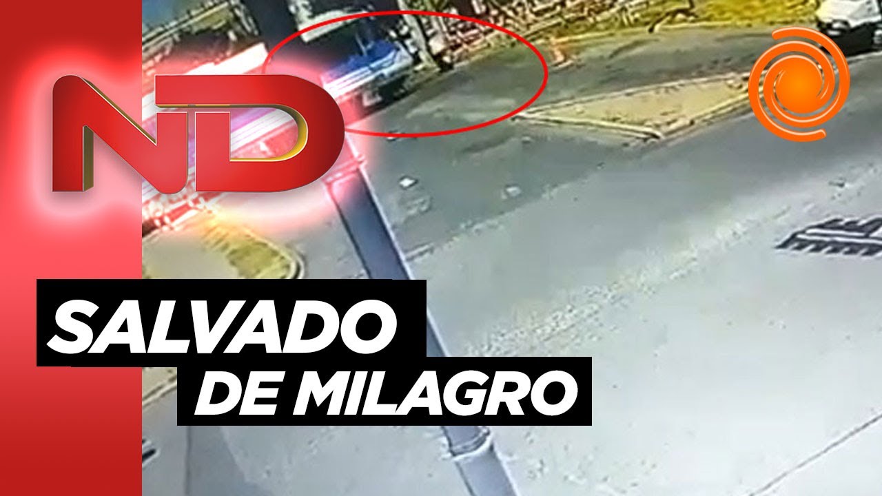 Cruzó las vías con el semáforo en rojo y estuvo a centímetros de ser arrollado por el tren