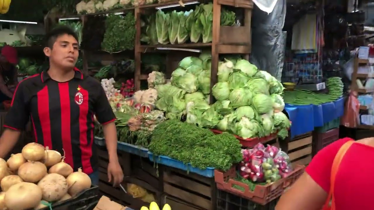 Caminando por el mercado central en Acapulco