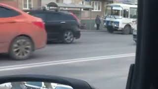 В Кемерове неадекватный водитель маршрутки снёс столб
