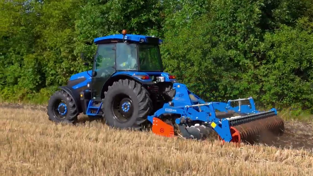 Ciągnik rolniczy Solis S90 we współpracy z broną talerzową marki Pol-grom model BTZ300.