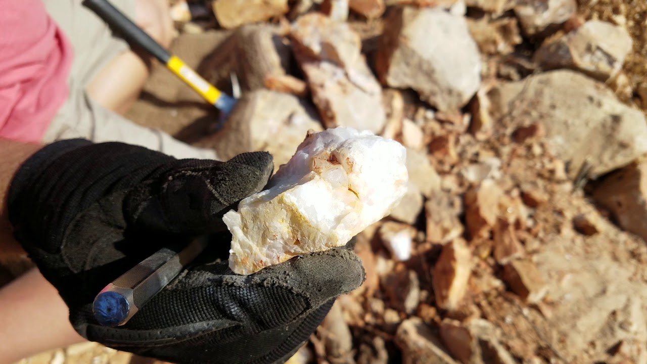 Quartz Crystal digging at Twin Creek Crystal Mine in Mt. Ida, Arkansas YouTube