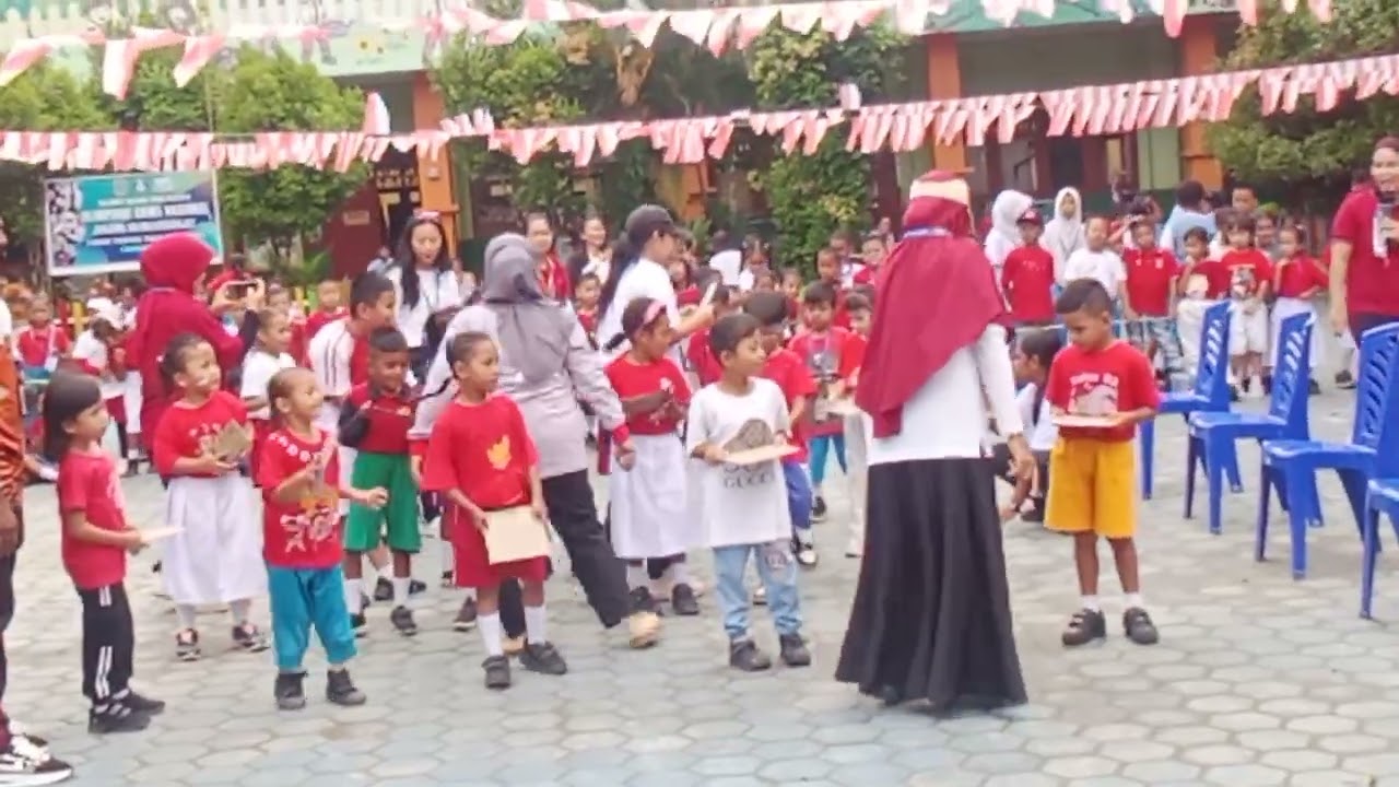 Rutinitas Mengantar Anak mengikuti Acara Hari Raya Kemerdekaan di Sekolah SD Negeri 35 kota Sorong 