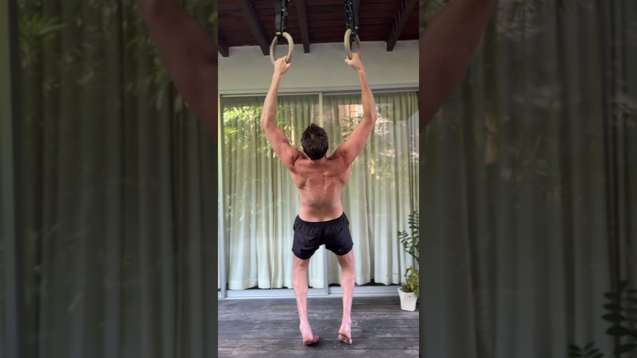 Man unfolds scoliosis and fixes posture with False Grip Hang 
