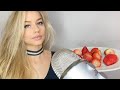 АСМР ИТИНГ КЛУБНИКА СО СЛИВКАМИ/БОЛТАЛКА/БЛИЗКИЙ ШЁПОТ/АСТРОЛОГИЯ/ASMR EATING STRAWBERRY/MUKBANG