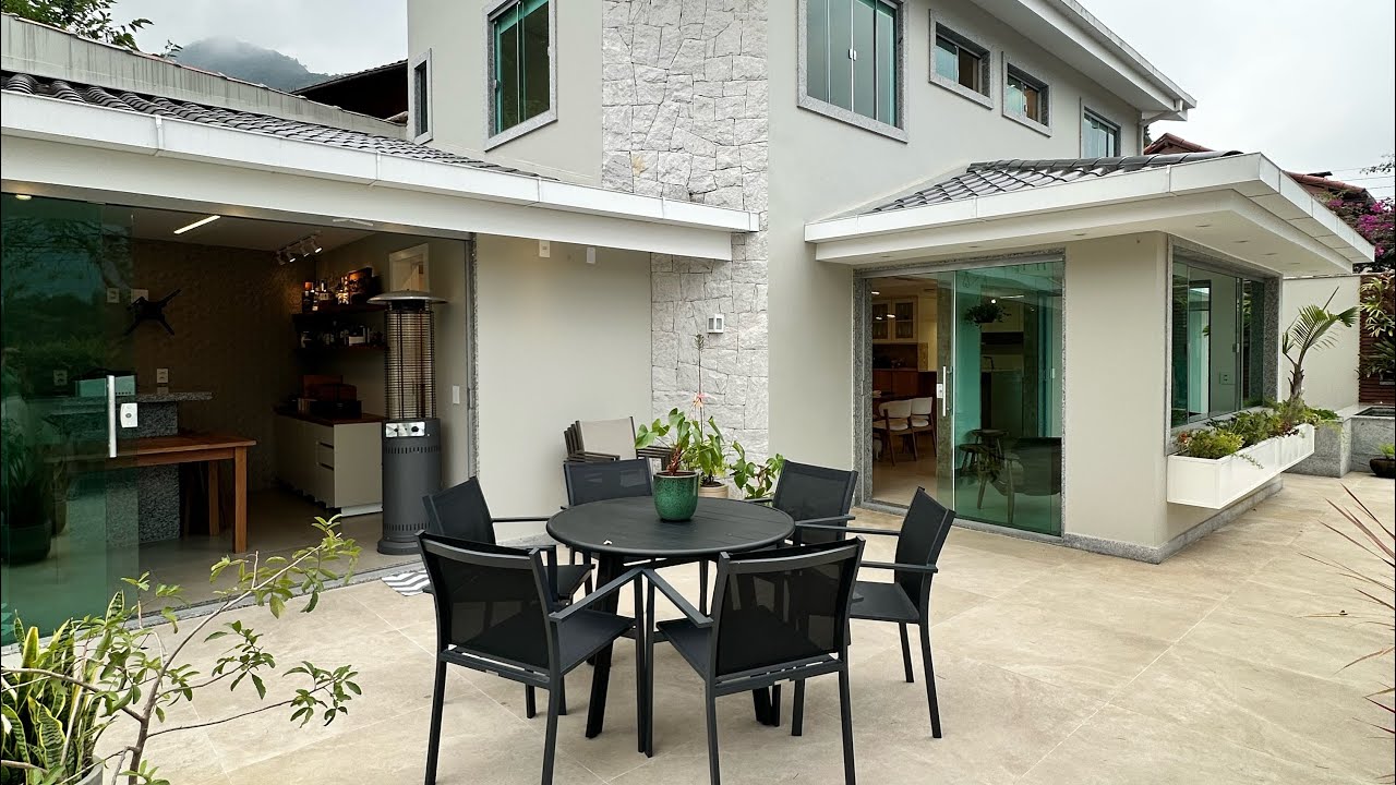 Impecável casa à venda em Teresópolis/RJ no bairro do Alto. ❌VENDIDA❌