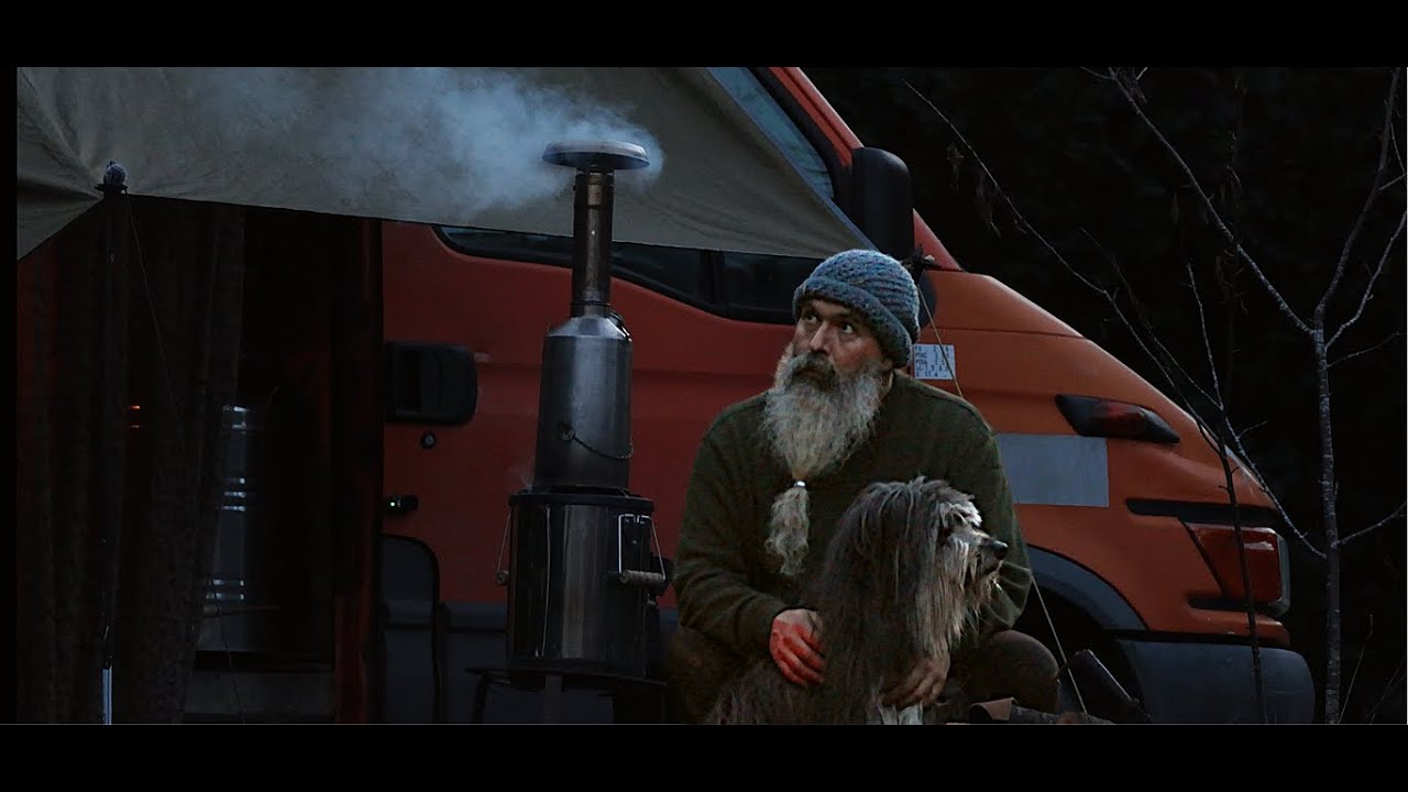 Vivre l’hiver dans un camion aménagé — feu, silence et nature sauvage