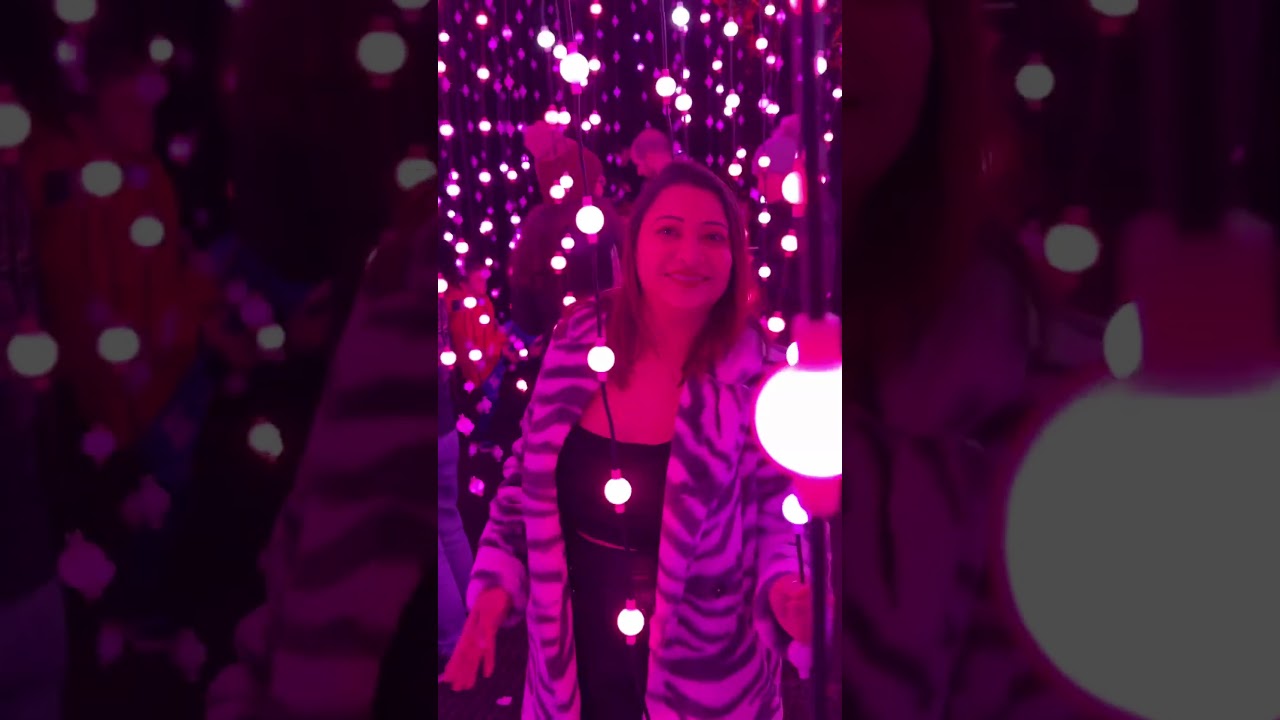 A slow walk through christmas glow 🌲✨