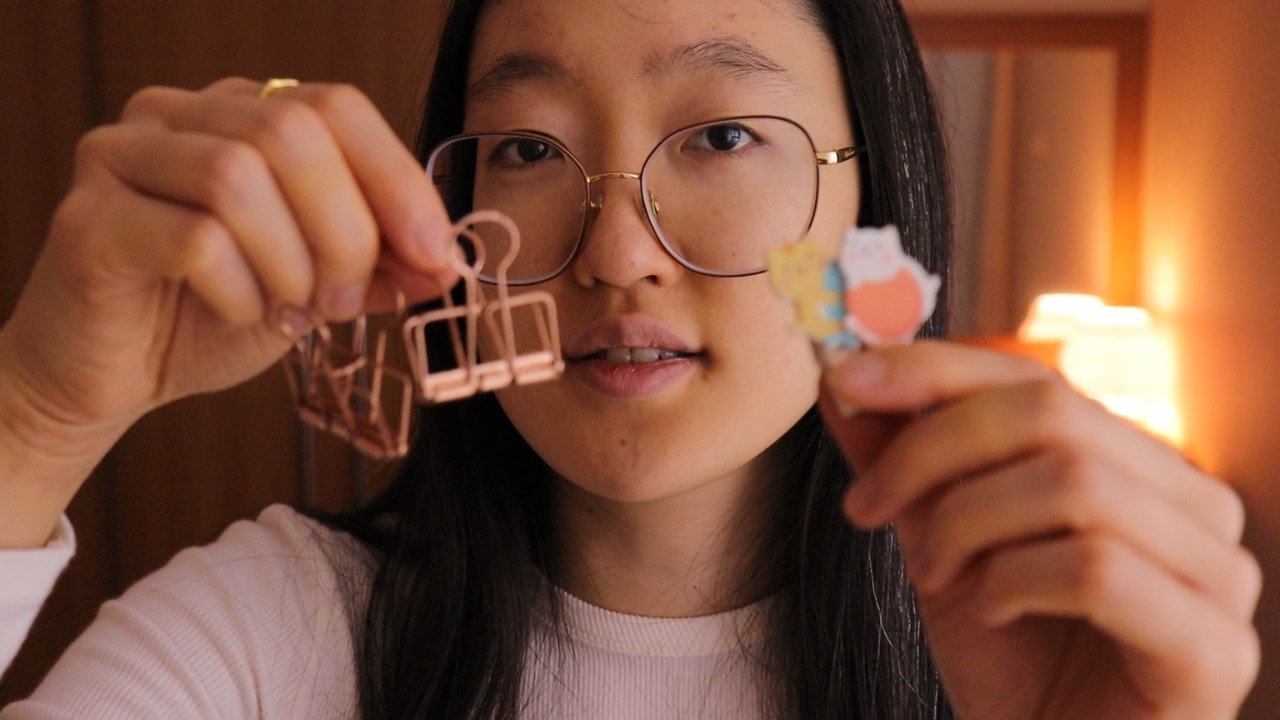 ASMR: VENDEDORA DE PAPELARIA (FALA SUAVE, ROLEPLAY) ✏️📒💗 Meu primeiro vídeo