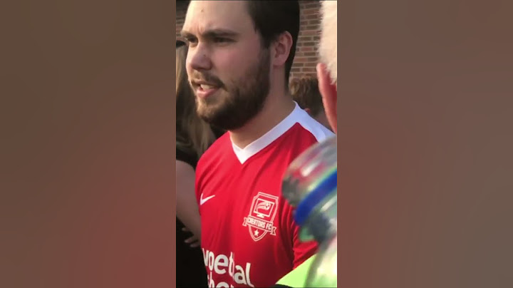 Bankzitters Pappa Raoul Natgespoten door Fan tijdens Creators FC Duel