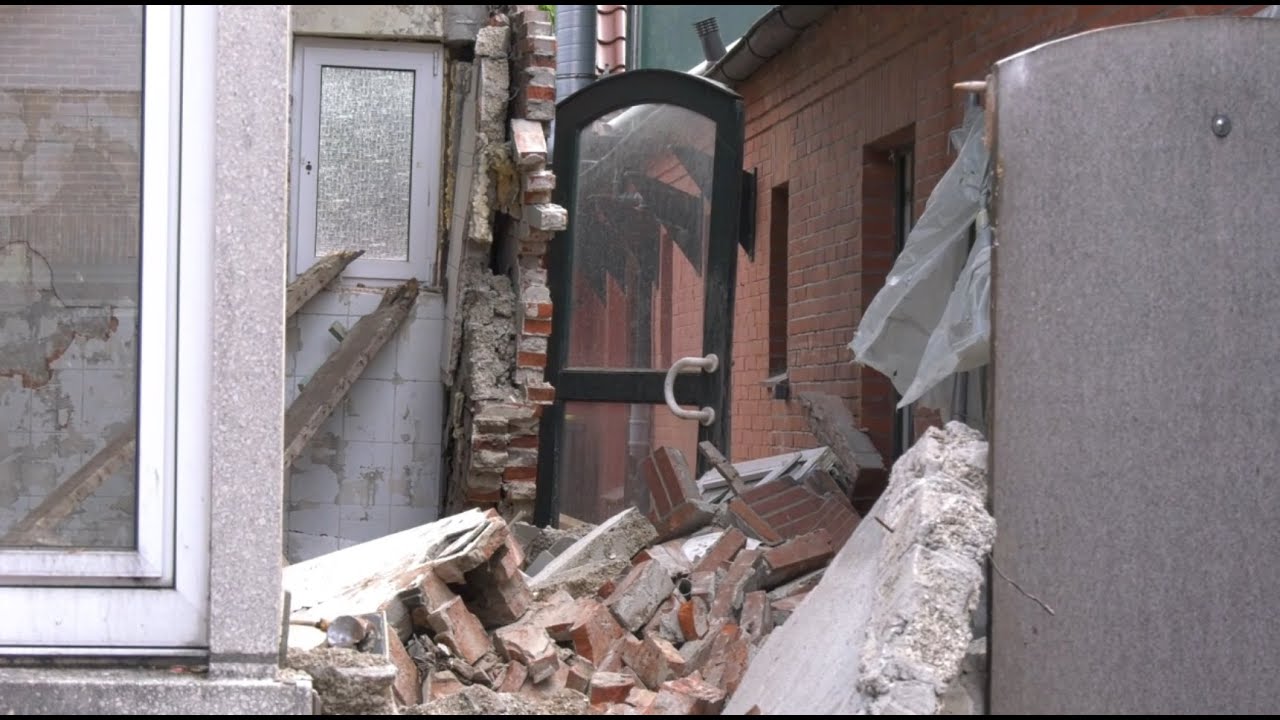 GIEBEL VON GESCHÄFTSHAUS IM HISTORISCHEN ORTSKERN VON GREETSIEL IST EINGESTÜRZT