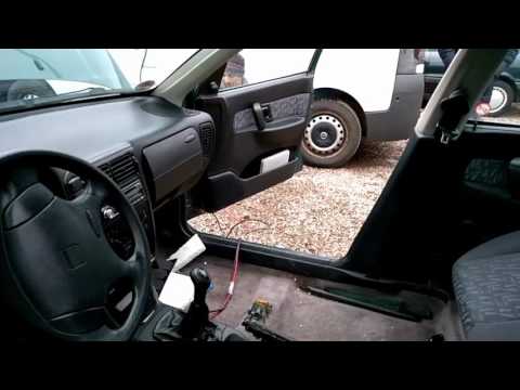 Взрыв подушки безопасности.