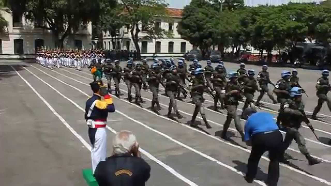 Desfile em continência ao novo Comandante