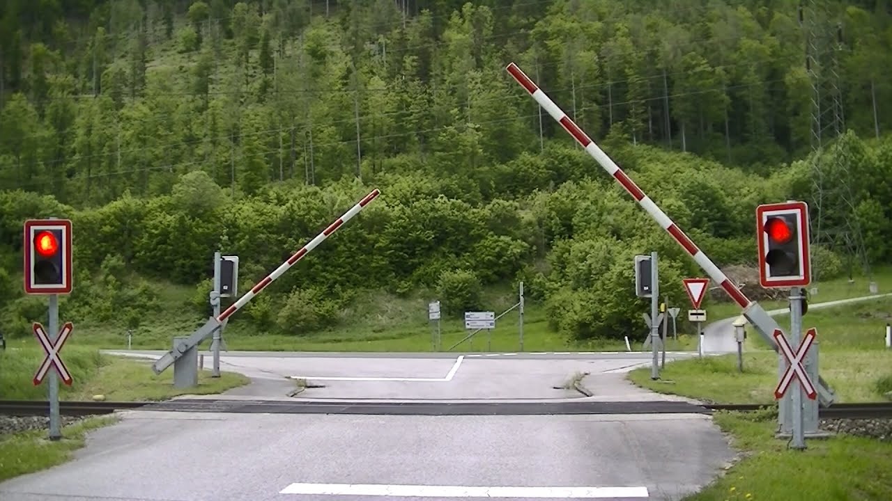 Spoorwegovergang Sankt Pankraz (A) // Railroad crossing // Bahnübergang