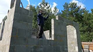 СТРОЮ  ДОМ ОДНОЙ РУКОЙ быстрая кладка СТЕН НА КЛЕЙ ПЕНУ. Сделал ПЕРЕМЫЧКИ  для проема Своими руками. видео