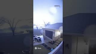 Los sorprendió un tornado en la madrugada.😱(creado con IA)
