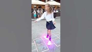 WALKING DANCE GAME 😱🔥🔥 LITTLE GIRL NEON SHUFFLE TUZELITY 😎😍