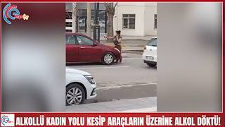 Alkollü Kadin Yolu Kesi̇p Araçlarin Üzeri̇ne Alkol Döktü