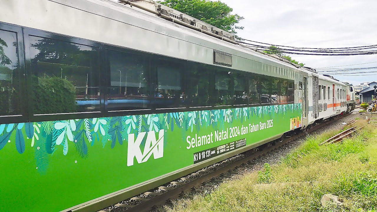 Api Natal Kereta Api Pandalungan Sekarang Pake Stiker Natal & Tahun Baru 2025 ...