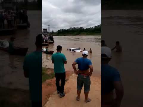 Vídeo registra retirada de veículo do Rio Rio Juruá