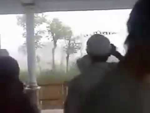 في اندونيسيا هبت عاصفة قوية جدا قام احدهم برفع الاذان 