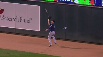 SEA@MIN: Smith makes a smooth grab on warning track