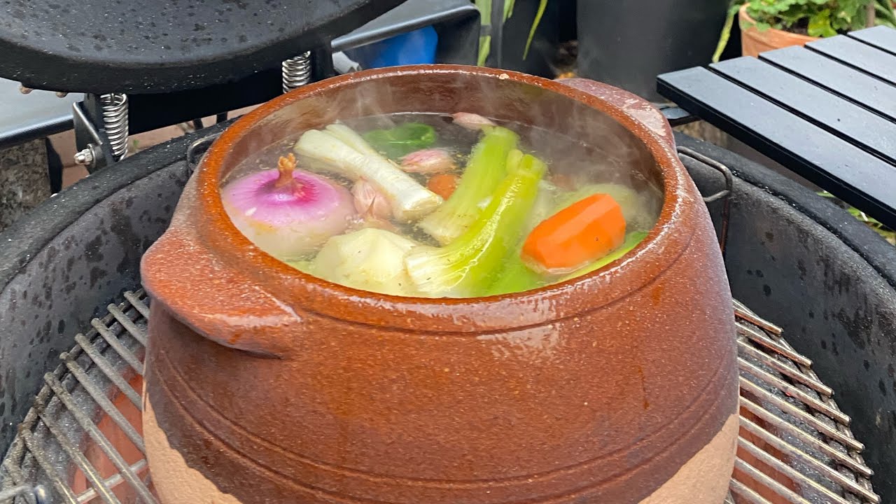 Caldo de pollo tradicional al Kamado en olla de barro de Pereruela