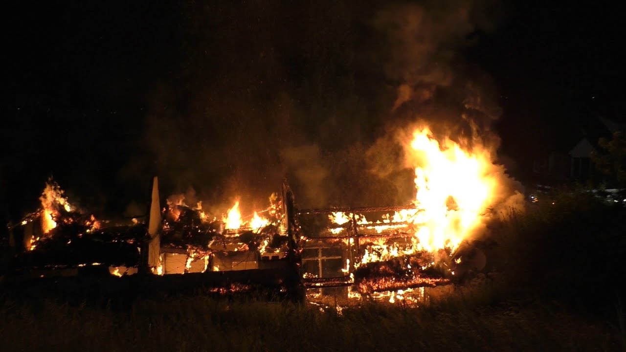 Brandweer laat uitslaande rietenkap woning uitbranden in Zennewijnen