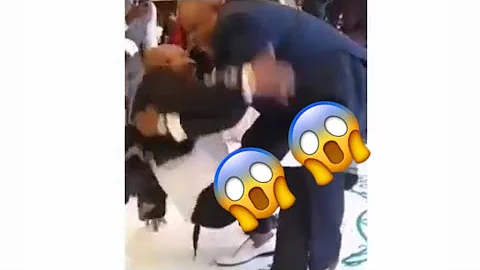 THE MOMENT MUSIC LEGEND SIR SHINA PETERS FELL DOWN WHILE DANCING DURING DAUGHTER’S WEDDING 😱