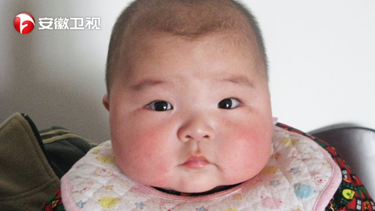 宝宝太胖了,爬到一半竟翻车,趴在地上动弹不了,萌化全场【加油好baby】 - YouTube
