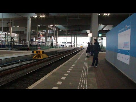 Op het NS-station werden de aanslagen in Parijs herdacht