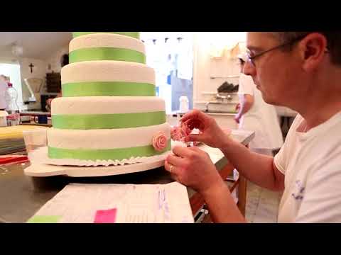 Videó: Hogyan Díszítsünk Egy Esküvői Tortát