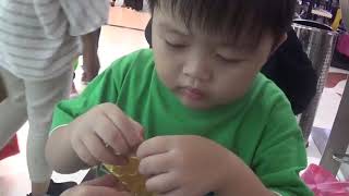 Dario makan Coklat Silverqueen, wah Enak Sekali!