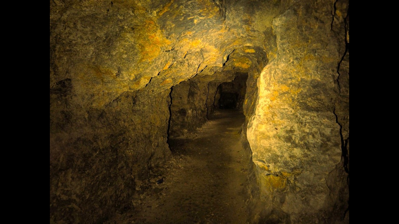 Protiletecký kryt pod Stránskou skálou [4K]