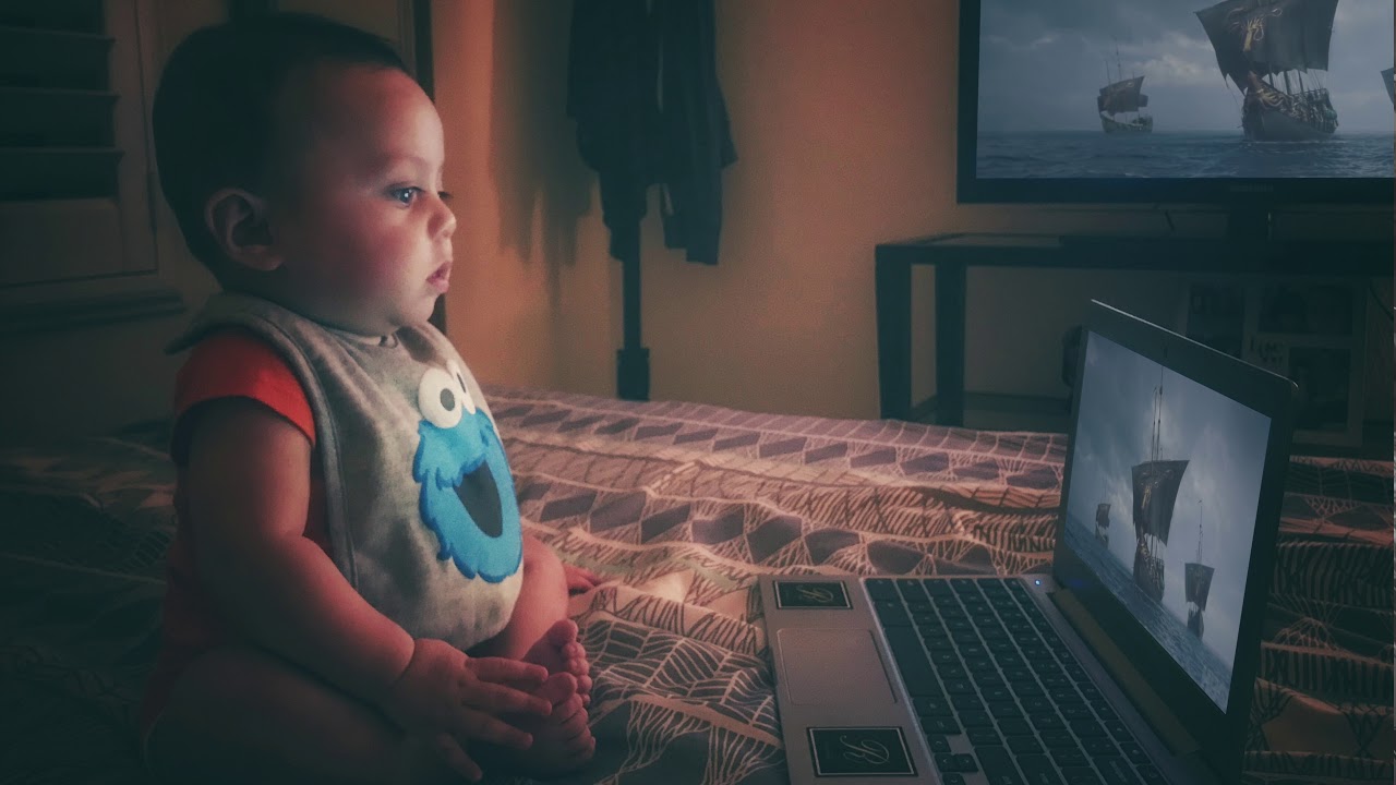Baby addicted to game of thrones (Vista Lapse)