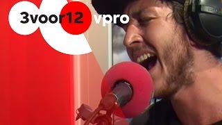 Oscar & The Wolf - Free'd From Desire live bij 3voor12 Radio 2014 chords