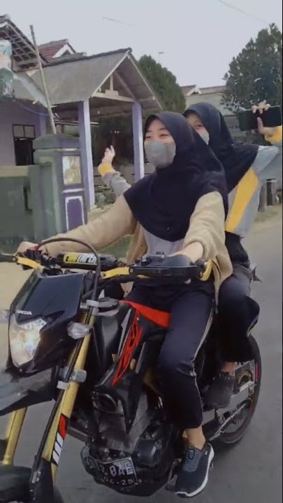 story wa cewek naik crf duo cantik2🤭,idaman bgt nih mbknya...cewek Supermoto/crf/KLX/wr