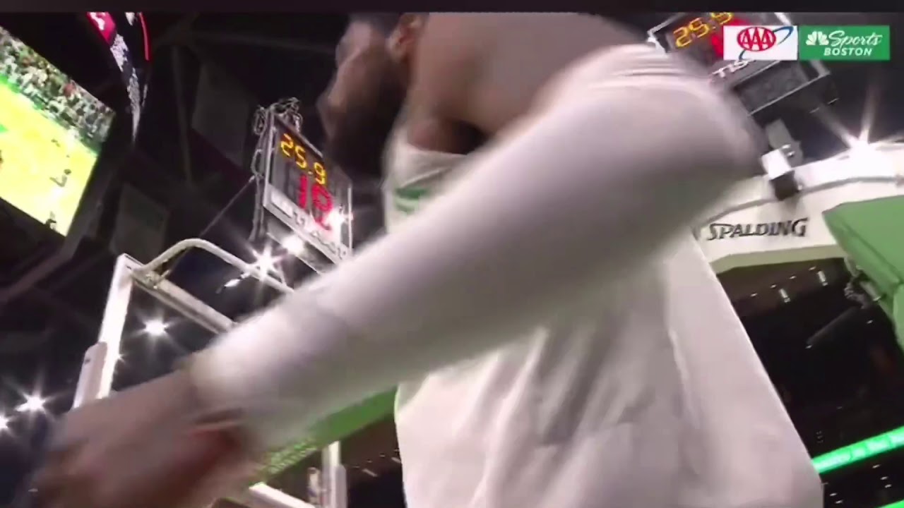 Kyrie Irving gives DJ Pauly D some love mid-play LOL