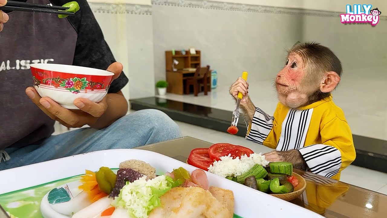 Lily obediently helps Dad cook lunch after school! | Lily's story