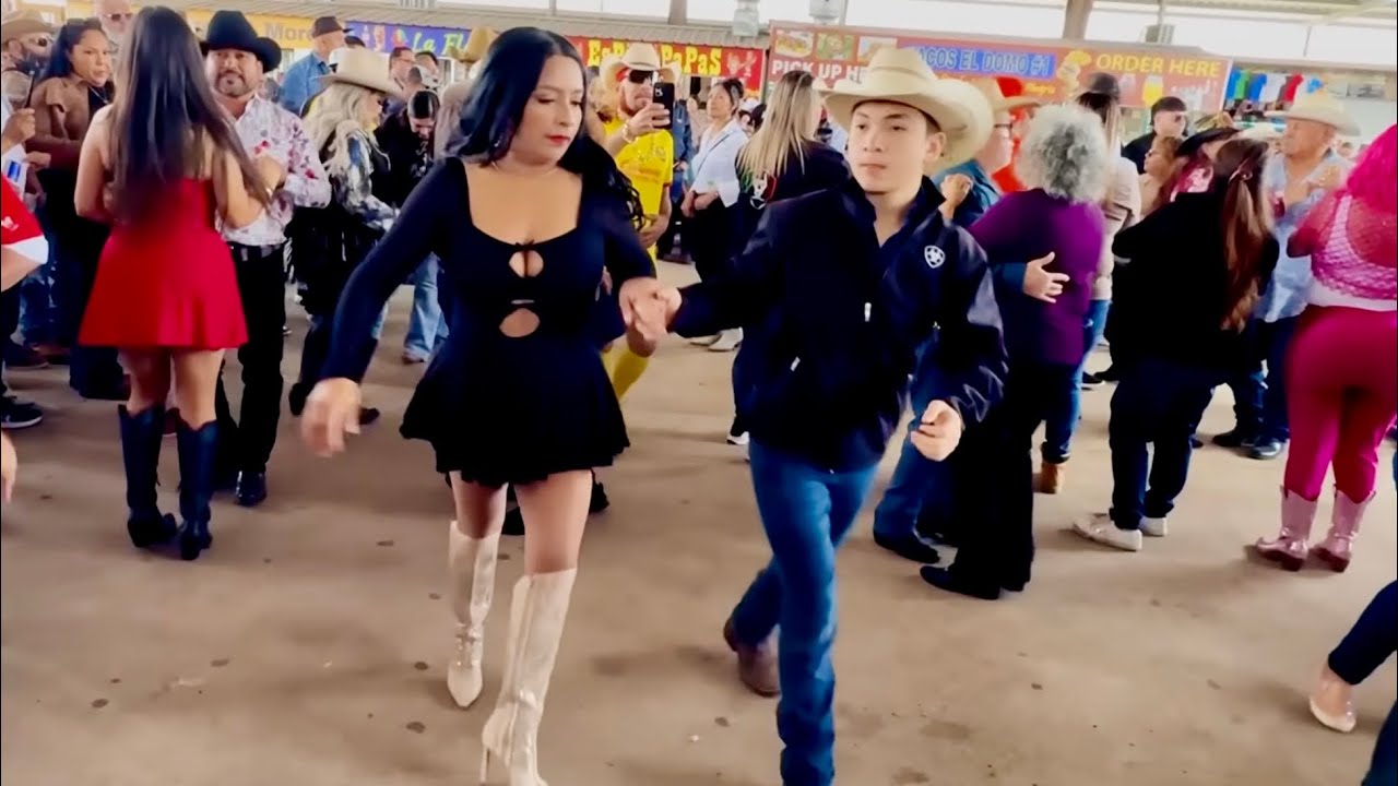 Disfrutando del baile y la música en la pulga de Álamo Texas RGV